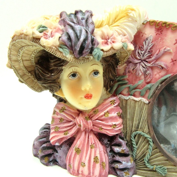 Vintage Victorian lady with fan - resin picture frame for 1 3/4" photo - Picture 3 of 6